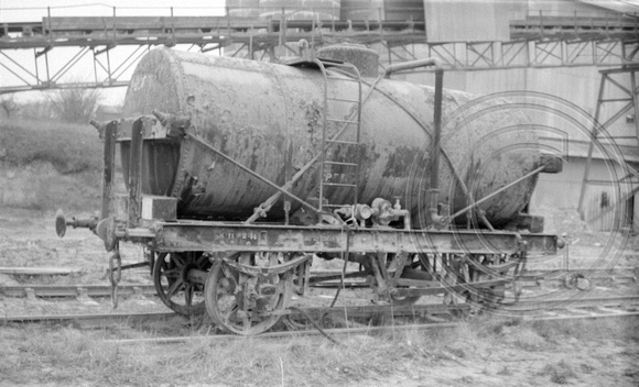 SMBP2065 tank wagon with Steel frame, riveted tank, bracing wires Built 1915 @ Tunnel Cement, Pitstone Tring 26-01-91 © Paul Bartlett [03w]