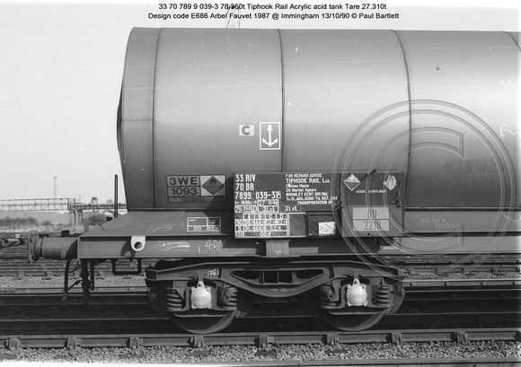 33 70 789 9 039-3 Tiphook Rail Acrylic acid tank Design code E686 @ Immingham 90-10-13 � Paul Bartlett [04w]