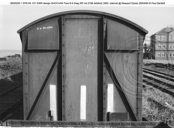 B850250 = 076104 GWR des SHOCVAN  internal @ Newport Docks 84-04-26 © Paul Bartlett [3w]