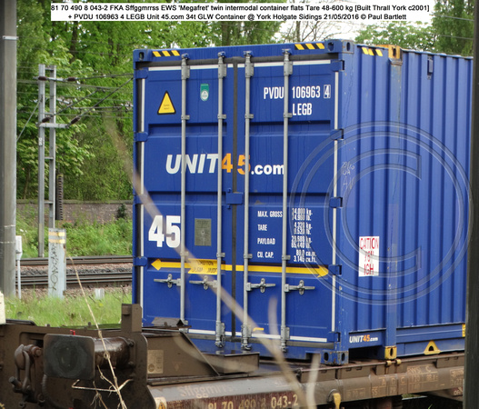 81 70 490 8 043-2 FKA Sffggmrrss EWS 'Megafret' twin intermodal container flats [Built Thrall York c2001] + PVDU 106963 4 LEGB Unit 45.com  Container @ York Holgate Sidings 2016-05-21 © Paul Bartlett