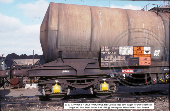 33 87 7797 021-5 = SNCF 1004283 GE Rail Caustic soda tank wagon @ Immingham 2003-10-18 � Paul Bartlett [4w]