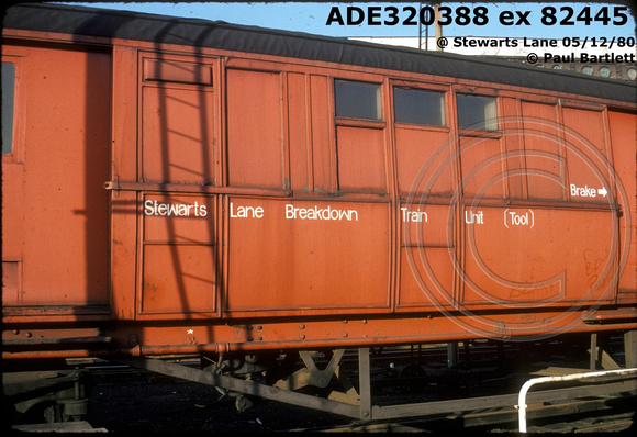 ADE320388 Stewarts Lane breakdown train 80-12-05 [5]