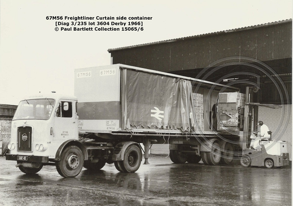67M56 Freightliner Curtain side container © Paul Bartlett Collection 15065-6 w