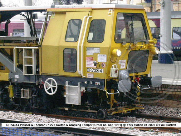 DR73314 P&T 07-275 Switch & Crossing Tamper @ York station 04-2006 � Paul Bartlett [3W]