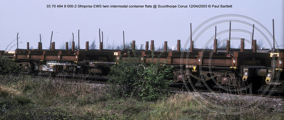 33 70 494 9 000-2 Sfmprrss EWS twin intermodal container flats @ Scunthorpe Corus 2003-04-12 � Paul Bartlett [1w]