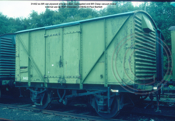 31452 ex BR van plywood side and door, corrugated end BR Clasp vacuum brake Internal use @ ROF Glascoed 92-08-21 © Paul Bartlett w