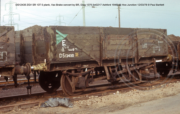 DS12430 ZGV SR 13T 5 plank, Vac Brake convert by BR, Diag 1375 [lot3217 Ashford 1946] @ Hoo Junction 78-03-12 © Paul Bartlett w