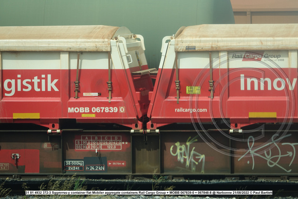 31 81 4932 372-3 Sggmrrss-y Mobiler aggregate containers Rail Cargo Group + MOBB 067839-0 + 067848-8 @ Narbonne 2022-08-21 © Paul Bartlett [5w]