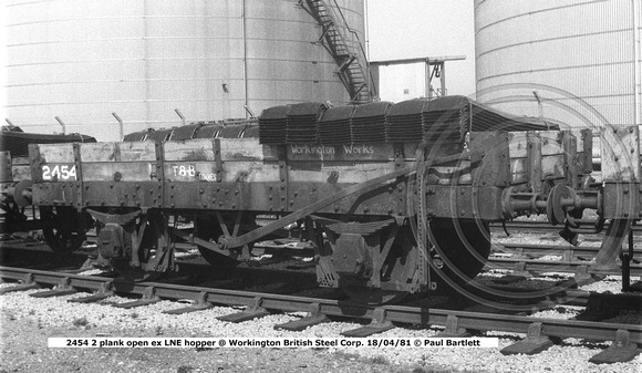 2454 2 plank open ex LNE hopper @ Workington BSC 81-04-18 © Paul Bartlett w