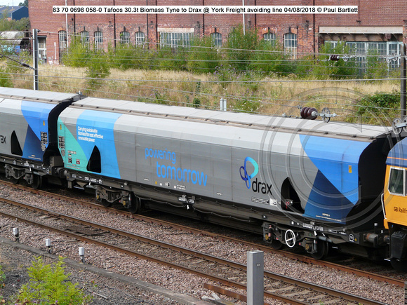 83 70 0698 058-0 Tafoos 30.3t Biomass Tyne to Drax @ York Freight avoiding line 2018-08-04 © Paul Bartlett [1w]