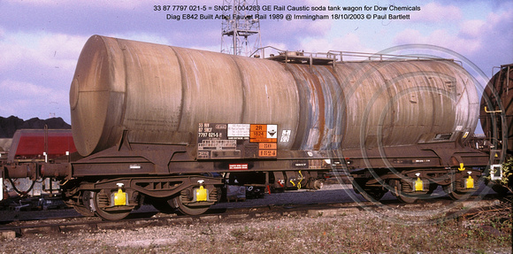 33 87 7797 021-5 = SNCF 1004283 GE Rail Caustic soda tank wagon @ Immingham 2003-10-18 � Paul Bartlett [3w]