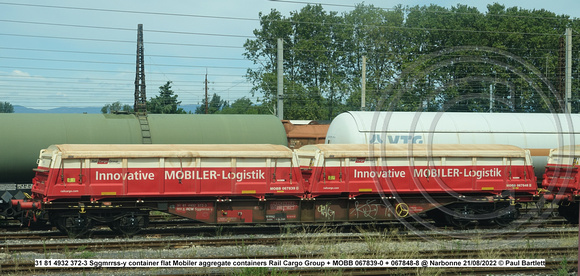 31 81 4932 372-3 Sggmrrss-y Mobiler aggregate containers Rail Cargo Group + MOBB 067839-0 + 067848-8 @ Narbonne 2022-08-21 © Paul Bartlett [3w]