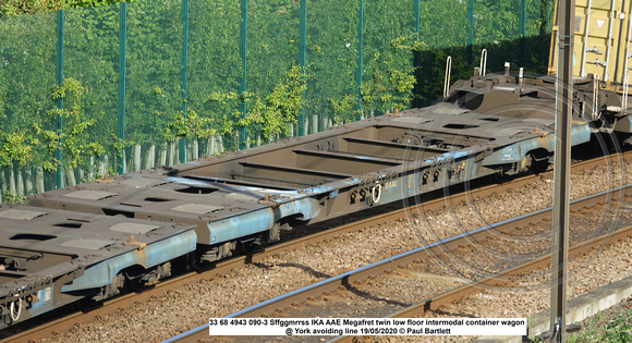 33 68 4943 090-3 Sffggmrrss IKA AAE Megafret twin low floor intermodal container wagon @ York avoiding line 2020-05-19 © Paul Bartlett  [2w]
