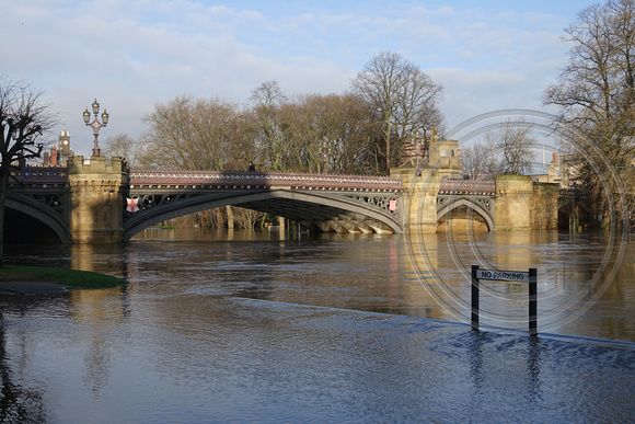 CRI02733 Skeldergate bridge Flood, York 2020-12-28  © Paul Bartlett