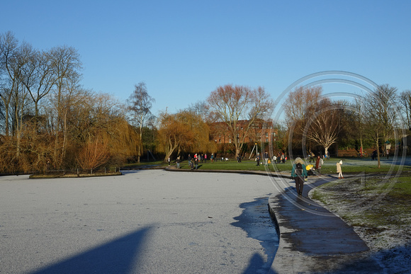 CRI02752 Rowntree Park frozen pond 2020-12-31