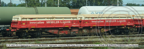 31 81 4932 372-3 Sggmrrss-y Mobiler aggregate containers Rail Cargo Group + MOBB 067839-0 + 067848-8 @ Narbonne 2022-08-21 © Paul Bartlett [4w]