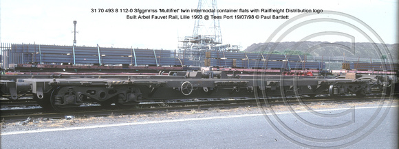 31 70 493 8 112-0 Sfggmrrss 'Multifret' twin intermodal container flats @ Tees Port 98-07-19 � Paul Bartlett [2w]