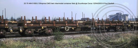 33 70 494 9 000-2 Sfmprrss EWS twin intermodal container flats @ Scunthorpe Corus 2003-04-12 � Paul Bartlett [2w]