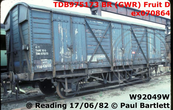 TDB975173_Fruit_D_ex W92049, 070864_at Reading Cattle pen sidings 82-06-17_m_