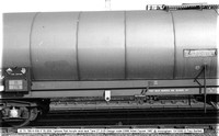 33 70 789 9 039-3 Tiphook Rail Acrylic acid tank Design code E686 @ Immingham 90-10-13 � Paul Bartlett [05w]